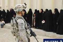 El Pentágono pide a los medios no legitimar a WikiLeaks Un soldado estadounidense cerca de unas mujeres que hacen cola para recoger ayuda en Bagdad, el 27 de septiembre de 2010.