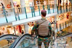 Detienen a un hombre en Bruselas que posiblemente llevaba explosivos Belgian soldiers patrol the shopping center City2 in central Brussels, Belgium June 15, 2016