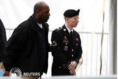 El soldado de EEUU en el centro del caso Wikileaks, a juicio Manning llega al juzgado de Fort Meade, Maryland, el 21 de mayo de 2013