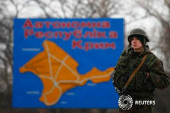 Usar la fuerza militar en Ucrania sería el «último recurso», dice Putin Un soldado ruso cerca de un cartel con un mapa de la región de Crimea cerca de la ciudad de Kerch, el 4 de marzo de 2014