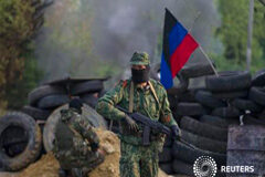 Ucrania ataca una ciudad separatista del este controlada por insurgentes Un soldado prorruso en Slaviansk el 2 de mayo de 2014