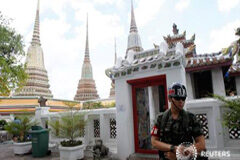 Los militares tailandeses preparan medidas económicas de urgencia Un soldado monta guardia en el templo Wat Pho de Bangkok, el 1 de junio de 2014