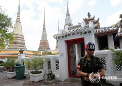Un soldado monta guardia en el templo Wat Pho de Bangkok, el 1 de junio de 2014
