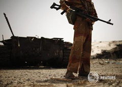 un soldado cerca de un tanque y un edificio destruido durante combates recientes entre el Ejército y militantes de Al Qaeda en la ciudad yemení de Zinjibar, el 21 de junio de 2012