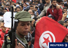 Un soldado tunecino hace guardia frente a la sede del partido RCD del derrocado presidente Zine al-Abidine Ben Ali durante una manifestación en el centro de Túnez