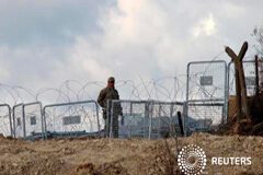 La artillería turca devuelve fuego hacia Siria Un soldado turco monta guardia en la ciudad siria de Jirbet Al-Joz en la frontera entre Siria y Turquía, el 7 de febrero de 2016