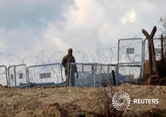 Un soldado turco monta guardia en la ciudad siria de Jirbet Al-Joz en la frontera entre Siria y Turquía, el 7 de febrero de 2016