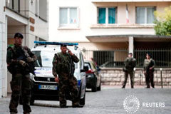 Un coche arrolla a un grupo de soldados en París, arrestado un sospechoso Varios soldados aseguran la zona donde los soldados fueron arrollados por un vehículo en Levallois-Perret, Francia, el 9 de agosto de 2017