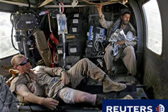 Los soldados internacionales muertos en Afganistán llegan a 500 Imagen del 21 de agosto que muestra a un marine herido por la exlosión de un dispositivo improvisado y a un afgano que lleva a su hija herida de bala, siendo transportados a un hospital militar en un helicóptero medicalizado, cerca del pueblo de Marjah, e