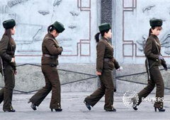 Varias mujeres soldado cerca de la localidad norcoreana de Sinuiju el 11 de abril de 2013