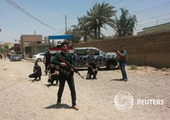 Combatientes chiíticas iraquíes toman posiciones durante una patrulla en Tuz Khurmato eb la provincia de Salahuddin el 30 de junio de 2014