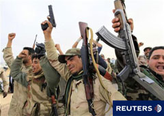 Soldados del gobierno libio celebran su avance en la puerta oeste de la ciudad de Ajdabiyah, el 16 de marzo de 2011.