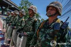 El Ejército da un golpe de Estado en Tailandia tras el fracaso de negociación Soldados tailandeses hacen guardia ante la sede de la reunión entre el Ejército y las distintas facciones en Bangkok, el 22 de mayo de 2014
