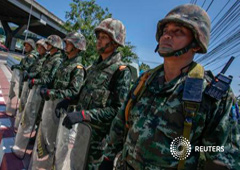 Soldados tailandeses hacen guardia ante la sede de la reunión entre el Ejército y las distintas facciones en Bangkok, el 22 de mayo de 2014 Soldados tailandeses hacen guardia ante la sede de la reunión entre el Ejército y las distintas facciones en Bangkok, el 22 de mayo de 2014