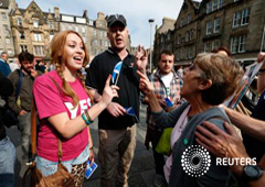 Partidarios del Sí (I) y el No discuten en Edimburgo, Escocia, el 8 de septiembre de 2014