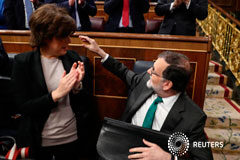 El Congreso español muestra a Rajoy la puerta de salida El presidente del Gobierno español Mariano Rajoy junto a la vicepresidenta Soraya Sáenz de Santamaría durante el debate de la moción de censura en el Congreso de los Diputados en Madrid, 31 de mayo 2018