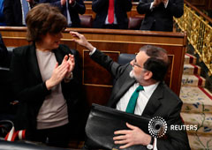 El presidente del Gobierno español Mariano Rajoy junto a la vicepresidenta Soraya Sáenz de Santamaría durante el debate de la moción de censura en el Congreso de los Diputados en Madrid, 31 de mayo 2018