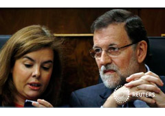 El presidente del Gobierno, Mariano Rajoy (D) y la vicepresidenta, Soraya Sáenz de Santamaría, durante una sesión de control al Gobierno en el Congreso, el 21 de enero de 2015