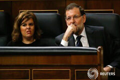 El PP rechaza la celebración de un pleno sobre corrupción Rajoy y la vicepresidenta del Gobierno, Soraya Sáenz de Santamaría, durante un debate en el Congreso de los Diputados, el 21 de octubre de 2014