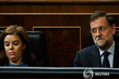 Rajoy descarta remodelaciones en el gabinete de ministros Rajoy y la vicepresidenta del Gobierno, Soraya Saenz de Santamaría, durante la sesión de control al Gobierno en el Congreso, en Madrid, el 20 de noviembre de 2013