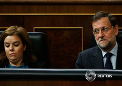 Rajoy y la vicepresidenta del Gobierno, Soraya Saenz de Santamaría, durante la sesión de control al Gobierno en el Congreso, en Madrid, el 20 de noviembre de 2013