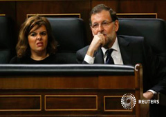 Rajoy y la vicepresidenta del Gobierno, Soraya Sáenz de Santamaría, durante un debate en el Congreso de los Diputados, el 21 de octubre de 2014