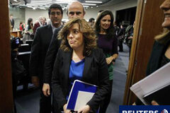 Moody’s pide más ajustes presupuestarios a España la vicepresidenta del Gobierno, Soraya Sáenz de Santamaría (C), abandona la rueda de prensa tras un Consejo de Ministros seguida por el ministro de Economía, Luis de Guindos, en el Palacio de la Moncloa en Madrid el 30 de diciembre de 2011