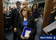 la vicepresidenta del Gobierno, Soraya Sáenz de Santamaría (C), abandona la rueda de prensa tras un Consejo de Ministros seguida por el ministro de Economía, Luis de Guindos, en el Palacio de la Moncloa en Madrid el 30 de diciembre de 2011 la vicepresidenta del Gobierno, Soraya Sáenz de Santamaría (C), abandona la rueda de prensa tras un Consejo de Ministros seguida por el ministro de Economía, Luis de Guindos, en el Palacio de la Moncloa en Madrid el 30 de diciembre de 2011