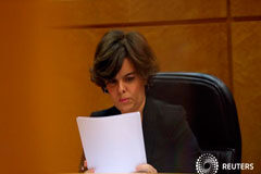 El PSOE pide que el Gobierno explique supuesta injerencia exterior en Cataluña La vicepresidenta del Gobierno español, Soraya Sáenz de Santamaría, asiste a una sesión en el Senado en Madrid el 26 de octubre de 2017