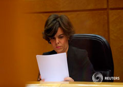 La vicepresidenta del Gobierno español, Soraya Sáenz de Santamaría, asiste a una sesión en el Senado en Madrid el 26 de octubre de 2017
