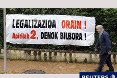 Siete magistrados del TS defienden dar una oportunidad a Sortu Un hombre pasa junto a un cartel que pide la legalización de Sortu y que está prevista el 2 de abril en Bilbao, el 30 de marzo de 2011.
