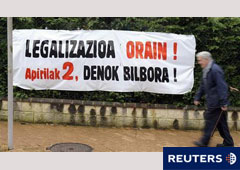 Un hombre pasa junto a un cartel que pide la legalización de Sortu y que está prevista el 2 de abril en Bilbao, el 30 de marzo de 2011.