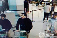 Bélgica identifica a un sospechoso de los atentados y a dos suicidas En la imagen de CCTV de las cámaras de seguridad del aeropuerto de Bruselas cedida por la policía belga, se muestra lo que las autoridades creen que pueden ser sospechosos del ataque del aeropuerto de Bruselas el 22 de marzo de 2016