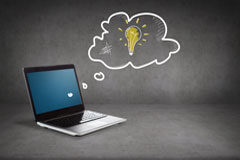 Cuatrecasas y Telefónica lanzan una aceleradora para impulsar ‘startups’ en el ámbito Legaltech Portátil y bocadillo con una bombilla