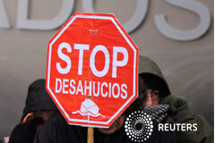 Nuevo guiño a la dación en pago para las hipotecas La gente sostiene pancartas durante una protesta contra los desalojos en frente de un tribunal en Burgos 09 de febrero 2012