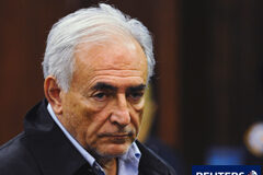 Strauss-Kahn dimite como director gerente del FMI Jefe del FMI, Dominique Strauss-Kahn, escucha durante su comparecencia en la Corte Criminal de Manhattan en Nueva York