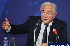 El FMI pide más esfuerzo al G-20 en la supervisión de finanzas Strauss-Kahn durante una conferencia de prensa en Gyeongju, el 23 de octubre de 2010.