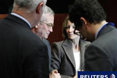 La UE incluirá pruebas de liquidez en nuevos ‘stress test’ El ministro de Economía de Italia, Giulio Tremonti (segundo por la izquierda) y la ministra española, Elena Salgado , en la reunión del Eurogrupo en Bruselas el 17 de enero de 2011.