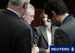 El ministro de Economía de Italia, Giulio Tremonti (segundo por la izquierda) y la ministra española, Elena Salgado , en la reunión del Eurogrupo en Bruselas el 17 de enero de 2011.