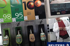 El IPC avanzado sube hasta el 3,6% en febrero por el petróleo Un conductor mira los precios del combustible en una gasolinera en Madrid el 24 de febrero de 2011.