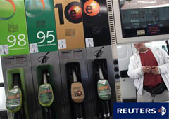 Un conductor mira los precios del combustible en una gasolinera en Madrid el 24 de febrero de 2011.