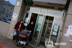 El desempleo se sitúa en un histórico 27% y más de 6 millones de parados Un desempleado y su mujer salen de una oficina de empleo en Dos Hermanas, Andalucía, el 4 de marzo de 2013