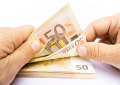 Unas manos contando billetes de 50 euros