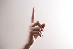 Un dedo señalando hacia arriba.