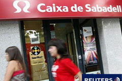 España prepara una nueva ronda de recapitalización de las cajas fachada de una sucursal de la Caixa de Sabadell en Vilanova del Valles, cerca de Barcelona, el 23 de julio de 2010.