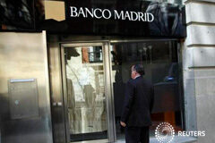 La Audiencia admite una querella por blanqueo contra Banco Madrid y su cúpula Un hombre en la entrada de una sucursal cerrada de Banco Madrid, el 16 de marzo de 2015