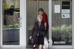 UPyD anuncia que llevará el caso Bankia a la Audiencia Nacional En la imagen, dos mujeres salen de una sucursal de Bankia en Madrid