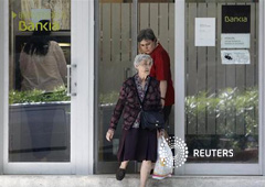 En la imagen, dos mujeres salen de una sucursal de Bankia en Madrid En la imagen, dos mujeres salen de una sucursal de Bankia en Madrid