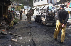 fuerzas de seguridad aseguran el lugar de la explosión en el distrito Shangla, Pakistán, el 12 de octubre de 2009. mientras los talibanes se atribuían.