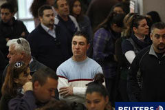 El Gobierno descarta un superávit de la Seguridad Social en 2011 varias personas esperan su turno en una oficina de empleo en Málaga